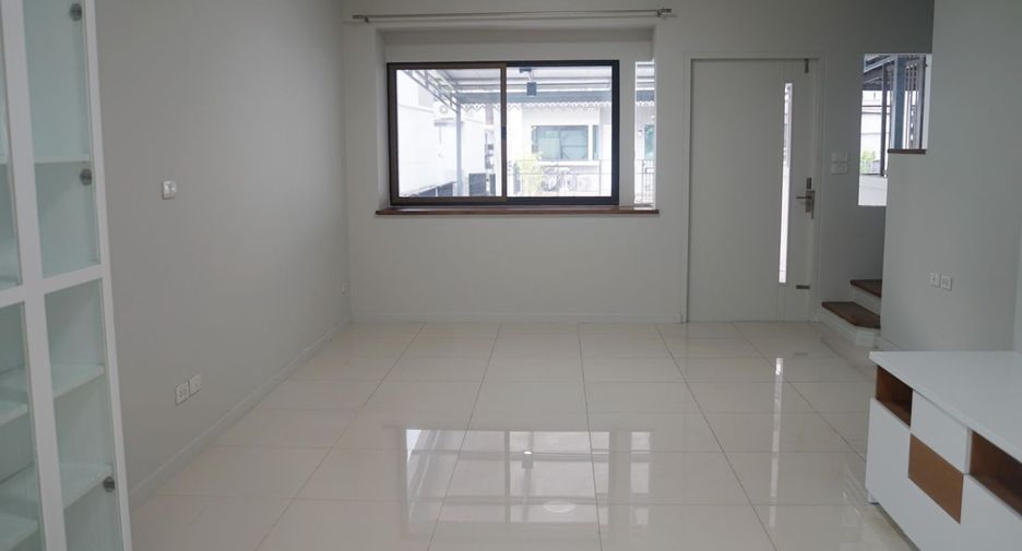 For sale 3 bedrooms townhouse in Khan Na Yao, Bangkok