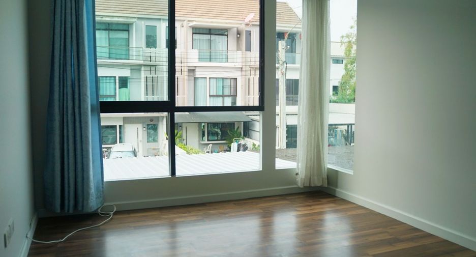 For sale 3 bedrooms townhouse in Khan Na Yao, Bangkok