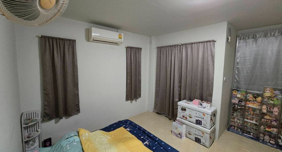 À vendre 2 chambres maison de ville à Si Racha, Chonburi