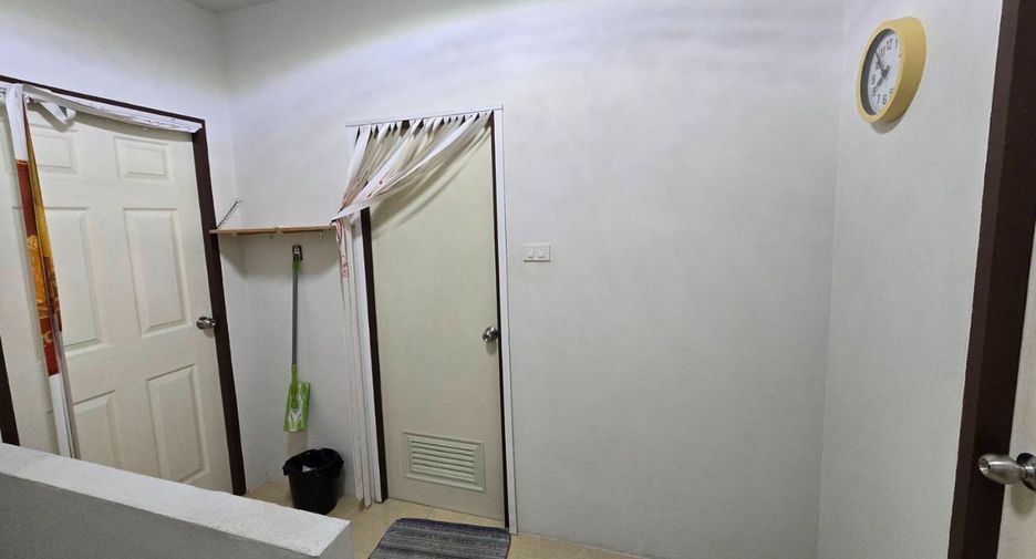 À vendre 2 chambres maison de ville à Si Racha, Chonburi