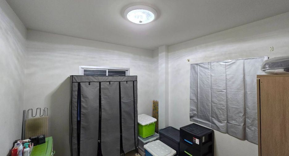 À vendre 2 chambres maison de ville à Si Racha, Chonburi