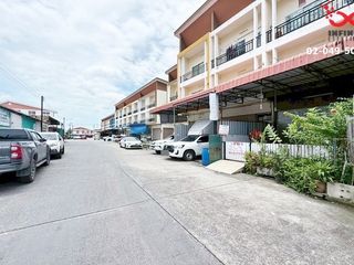 For sale 2 bed retail Space in Mueang Samut Sakhon, Samut Sakhon