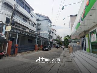 For sale 6 ベッドルーム townhouse in Wang Thonglang, Bangkok