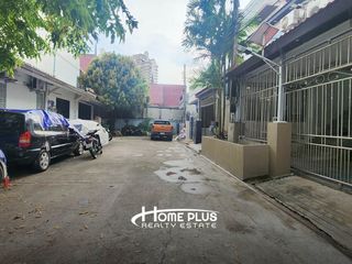 For sale 6 ベッドルーム townhouse in Wang Thonglang, Bangkok
