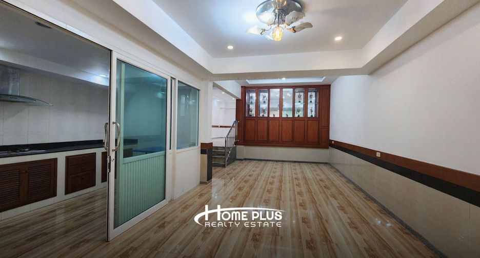 Reihenhaus zum Kauf mit 6 Zimmer in Wang Thonglang, Bangkok