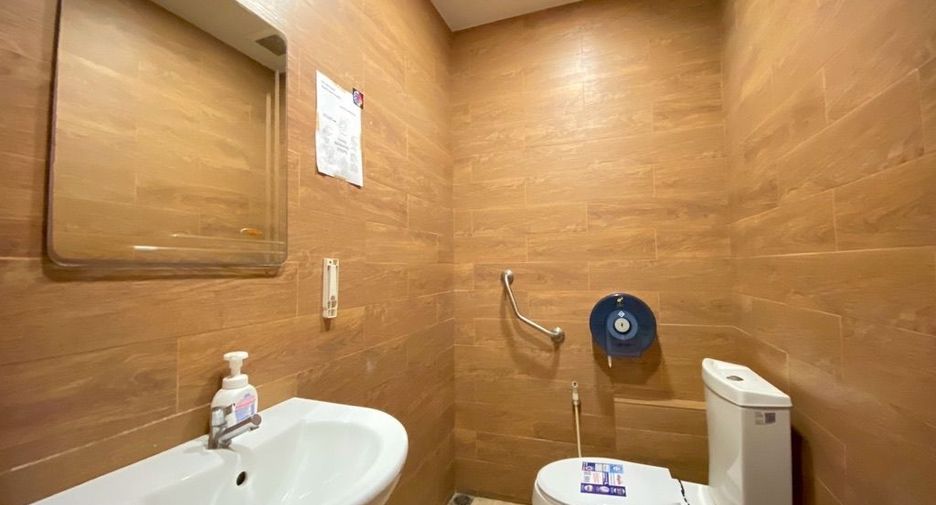For rent 3 bedrooms retail Space in Mueang Chiang Mai, Chiang Mai