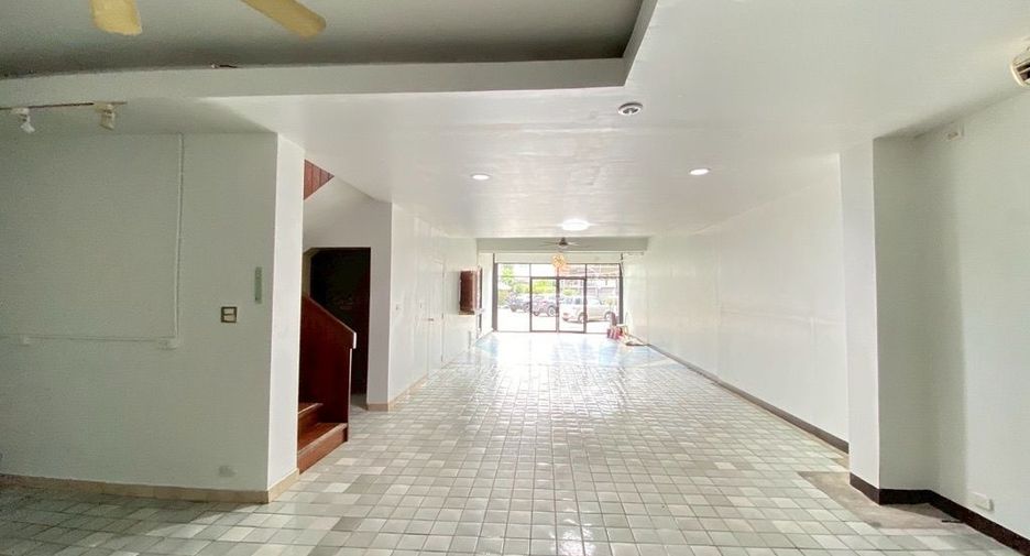 For rent 3 bedrooms retail Space in Mueang Chiang Mai, Chiang Mai
