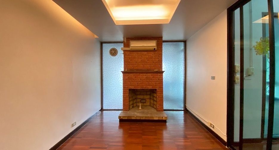 For rent 3 bedrooms retail Space in Mueang Chiang Mai, Chiang Mai