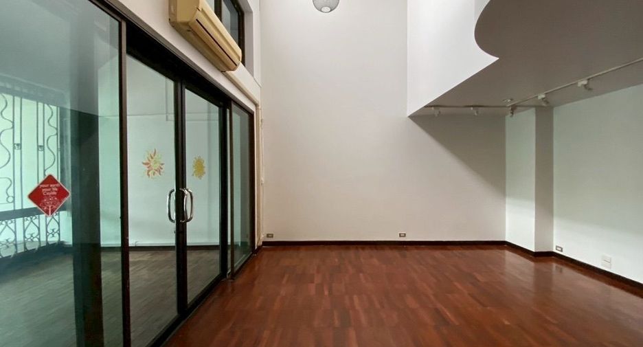 For rent 3 bedrooms retail Space in Mueang Chiang Mai, Chiang Mai