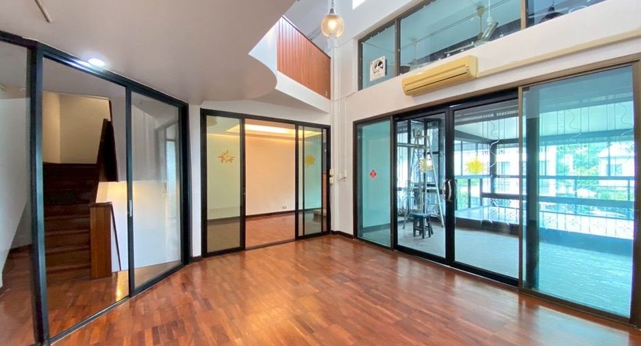 For rent 3 bedrooms retail Space in Mueang Chiang Mai, Chiang Mai