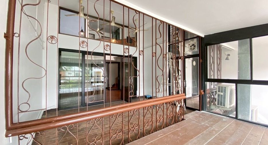 For rent 3 bedrooms retail Space in Mueang Chiang Mai, Chiang Mai