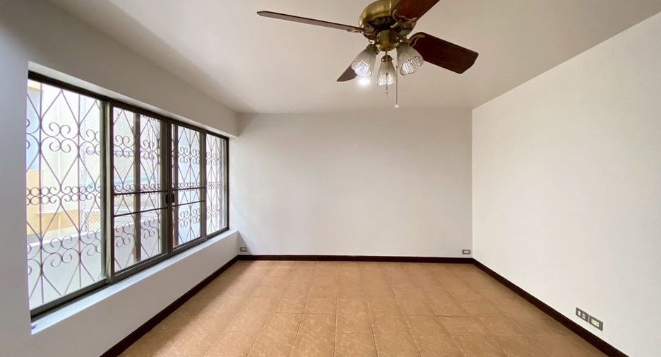 For rent 3 bedrooms retail Space in Mueang Chiang Mai, Chiang Mai