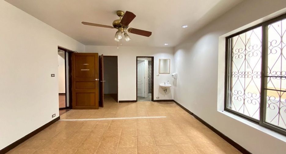 For rent 3 bedrooms retail Space in Mueang Chiang Mai, Chiang Mai