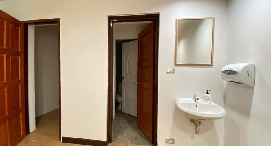 For rent 3 bedrooms retail Space in Mueang Chiang Mai, Chiang Mai
