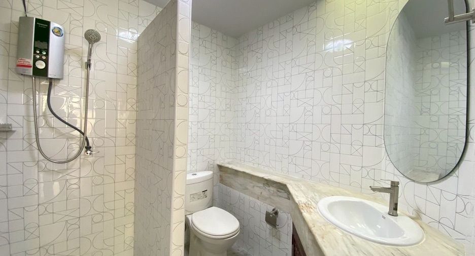 For rent 3 bedrooms retail Space in Mueang Chiang Mai, Chiang Mai