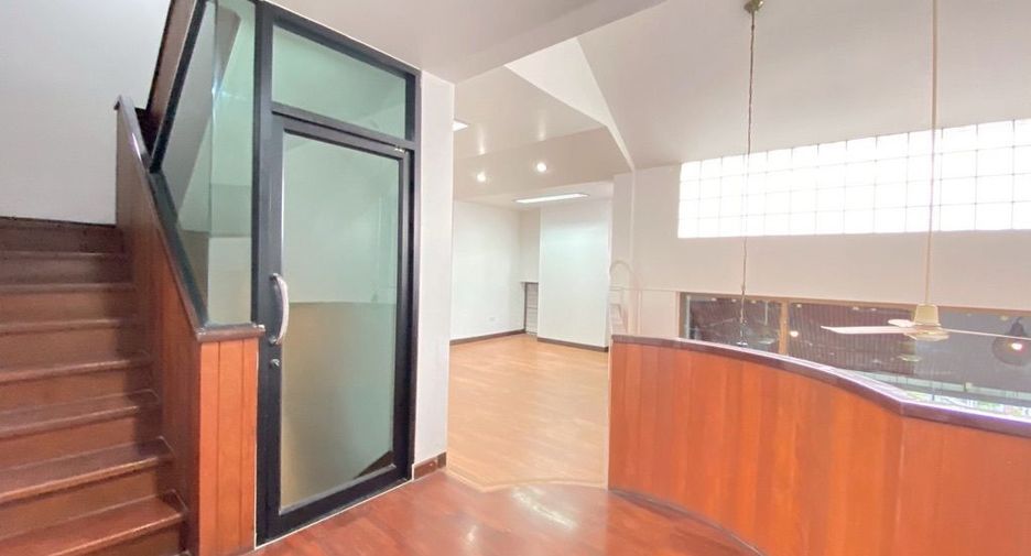 For rent 3 bedrooms retail Space in Mueang Chiang Mai, Chiang Mai