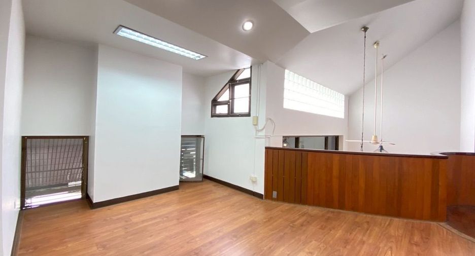 For rent 3 bedrooms retail Space in Mueang Chiang Mai, Chiang Mai