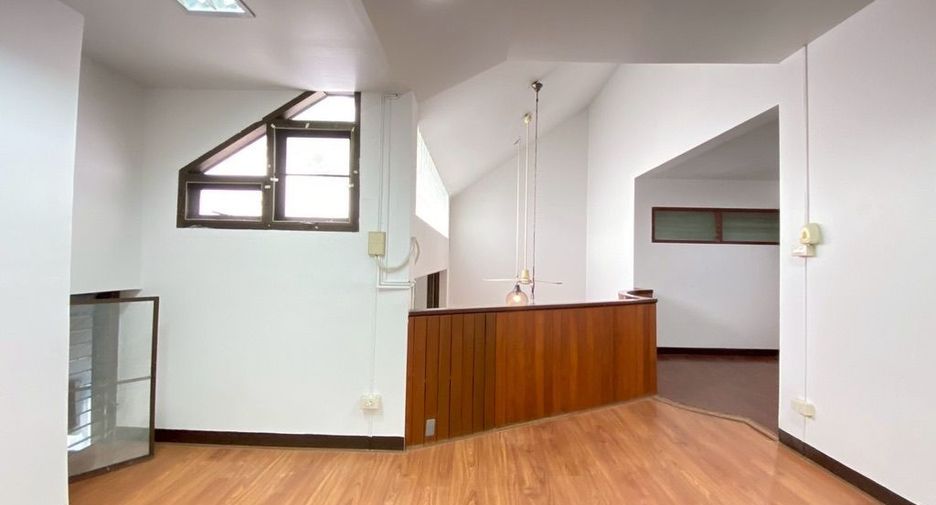 For rent 3 bedrooms retail Space in Mueang Chiang Mai, Chiang Mai