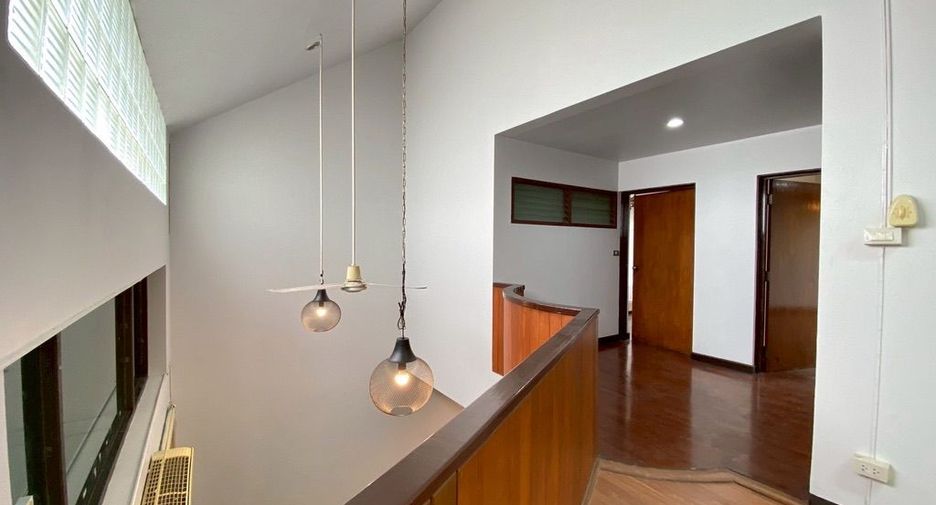 For rent 3 bedrooms retail Space in Mueang Chiang Mai, Chiang Mai