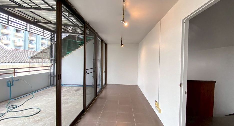 For rent 3 bedrooms retail Space in Mueang Chiang Mai, Chiang Mai
