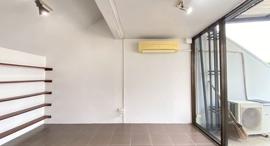 For rent 3 bedrooms retail Space in Mueang Chiang Mai, Chiang Mai
