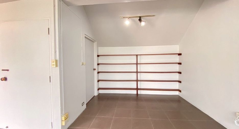 For rent 3 bedrooms retail Space in Mueang Chiang Mai, Chiang Mai
