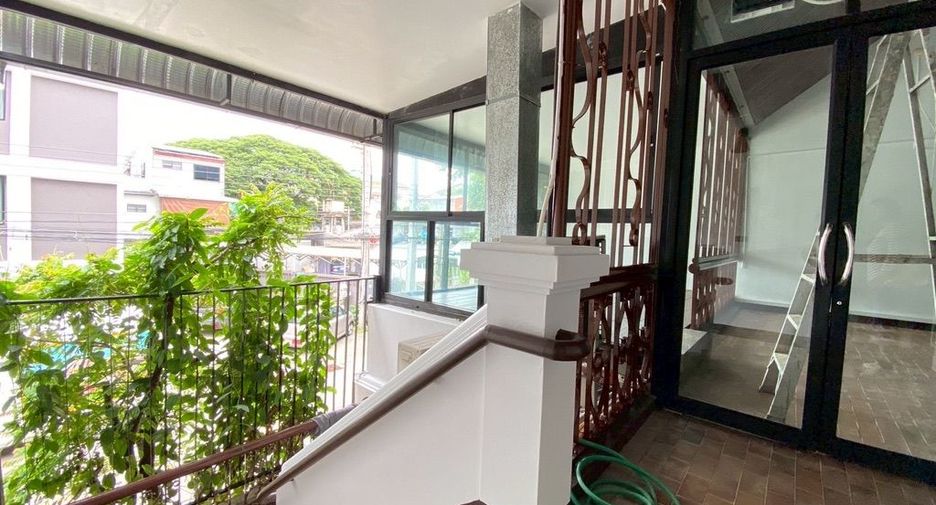 For rent 3 bedrooms retail Space in Mueang Chiang Mai, Chiang Mai