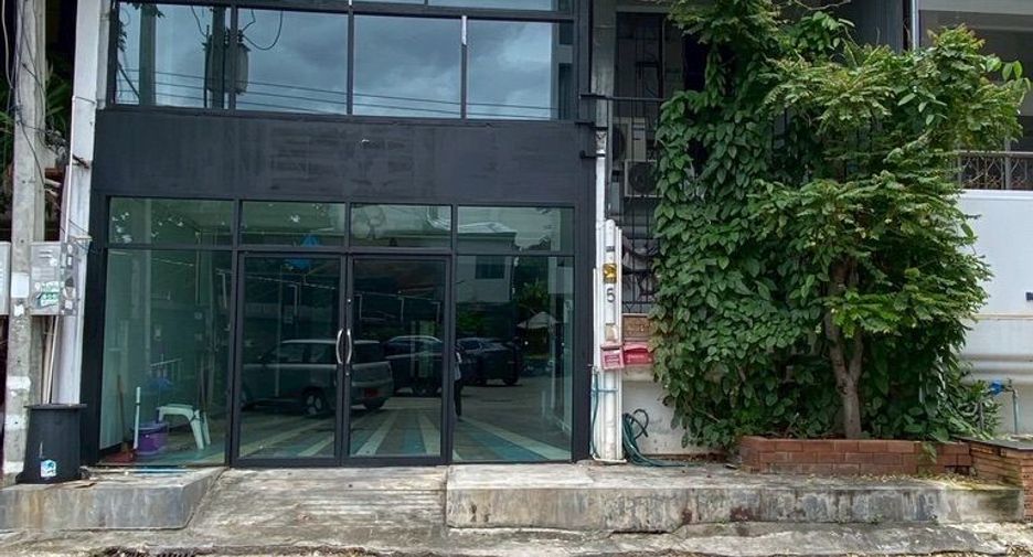 For rent 3 bedrooms retail Space in Mueang Chiang Mai, Chiang Mai