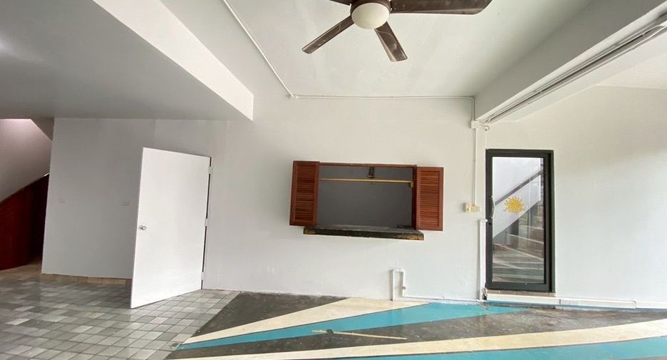 For rent 3 bedrooms retail Space in Mueang Chiang Mai, Chiang Mai