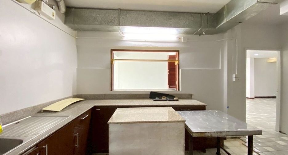 For rent 3 bedrooms retail Space in Mueang Chiang Mai, Chiang Mai