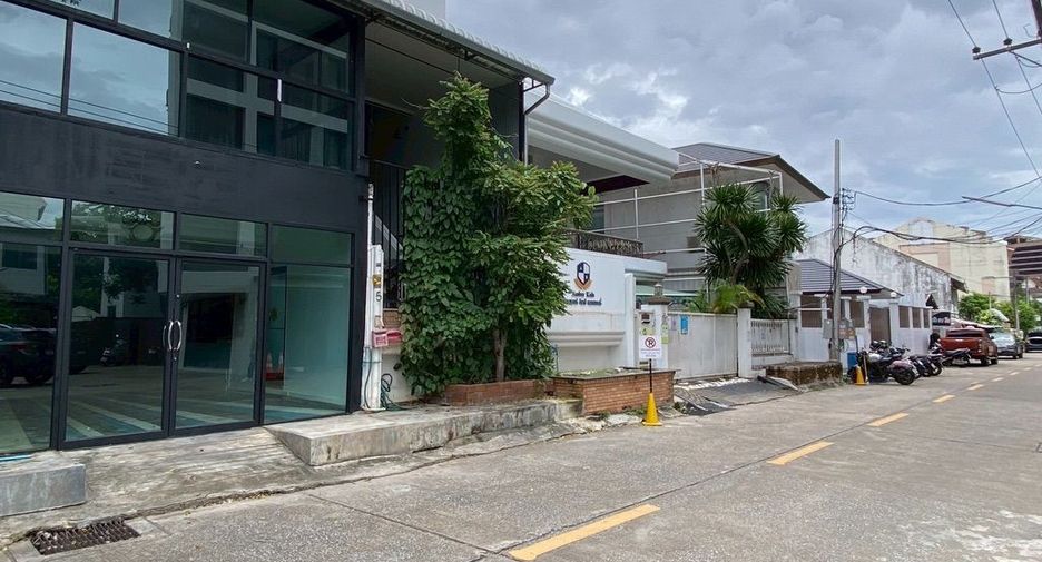 For rent 3 bedrooms retail Space in Mueang Chiang Mai, Chiang Mai