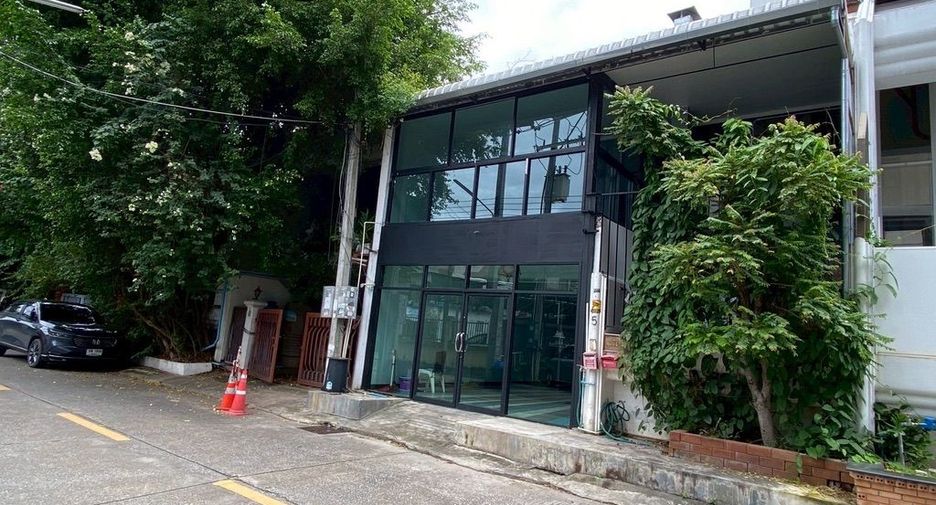 For rent 3 bedrooms retail Space in Mueang Chiang Mai, Chiang Mai
