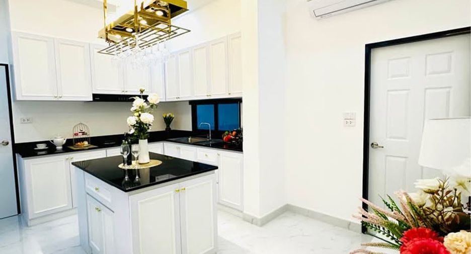For sale 4 bedrooms house in Bang Lamung, Chonburi
