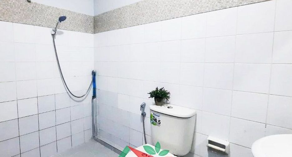 Casa adosada en venta de 5 habitaciones en Krathum Baen, Samut Sakhon