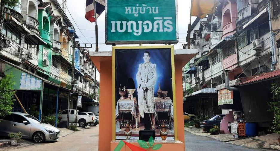 Casa adosada en venta de 5 habitaciones en Krathum Baen, Samut Sakhon