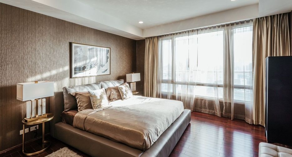 For rent 4 bedrooms condo in Pathum Wan, Bangkok