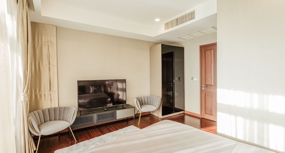 For rent 4 bedrooms condo in Pathum Wan, Bangkok