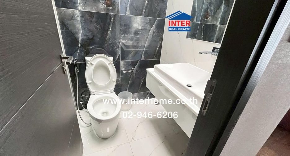 For rent 4 bedrooms townhouse in Mueang Samut Prakan, Samut Prakan
