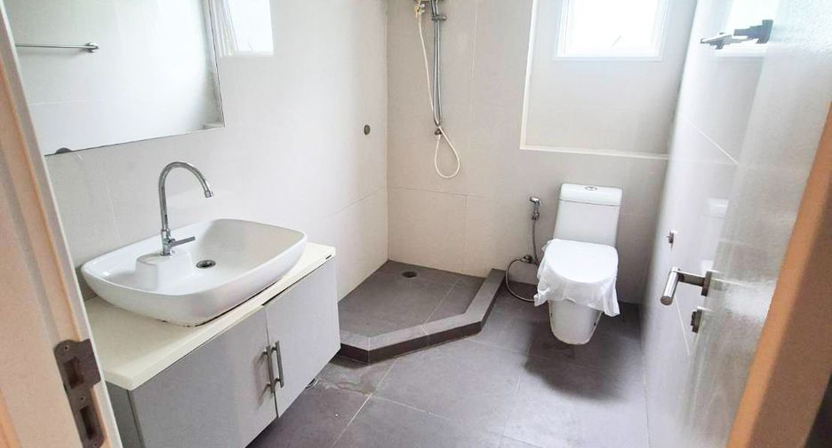 For rent 3 bedrooms townhouse in Suan Luang, Bangkok