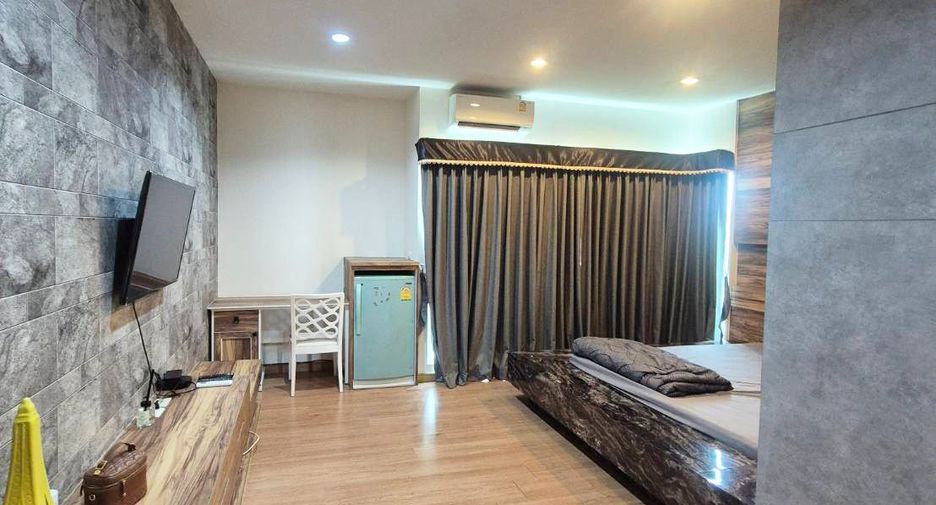 For rent 3 bedrooms townhouse in Suan Luang, Bangkok