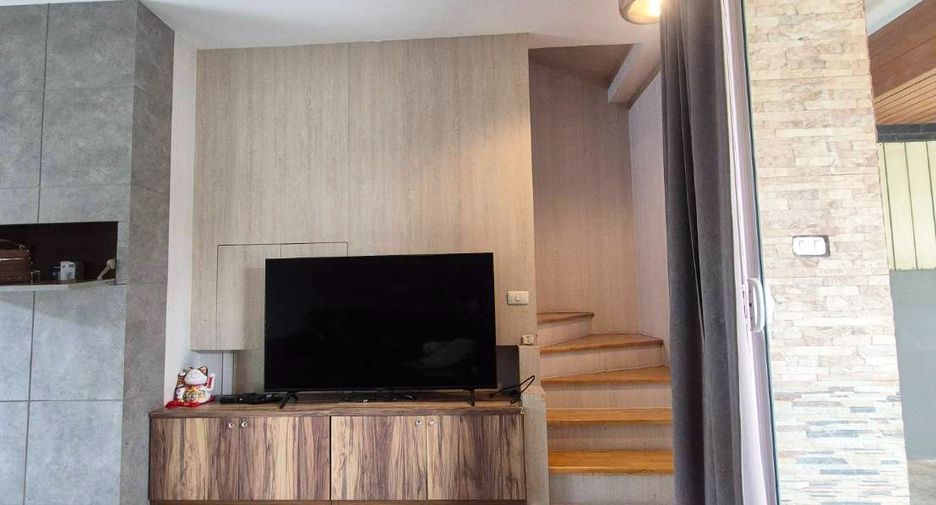 For rent 3 bedrooms townhouse in Suan Luang, Bangkok