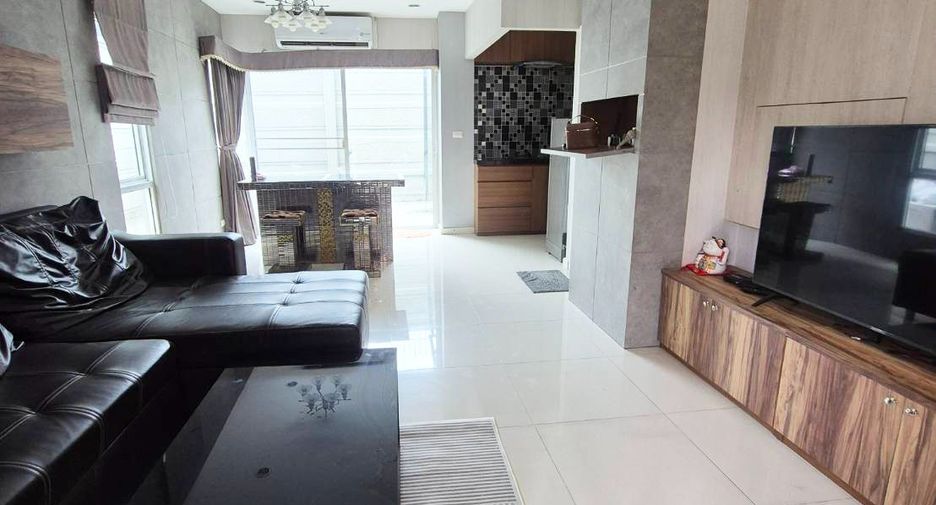 For rent 3 bedrooms townhouse in Suan Luang, Bangkok