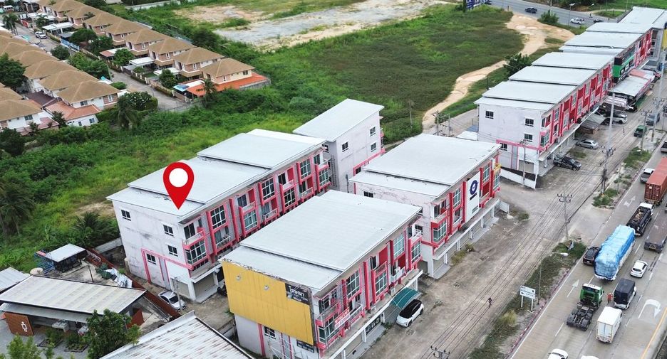 Local comercial en venta de 4 habitaciones en Si Racha, Chonburi