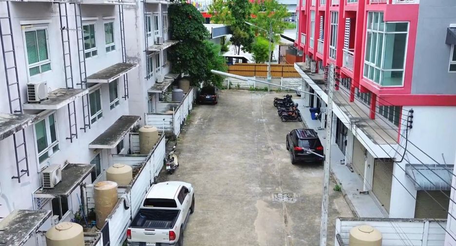 Local comercial en venta de 4 habitaciones en Si Racha, Chonburi