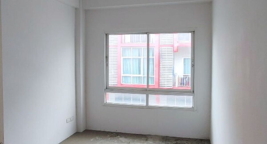 Local comercial en venta de 4 habitaciones en Si Racha, Chonburi