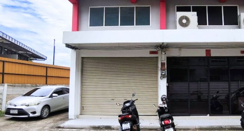 Local comercial en venta de 4 habitaciones en Si Racha, Chonburi