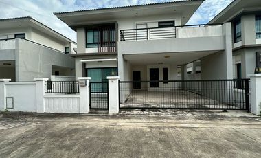 Casa en alquiler de 3 habitaciones en Si Racha, Chonburi