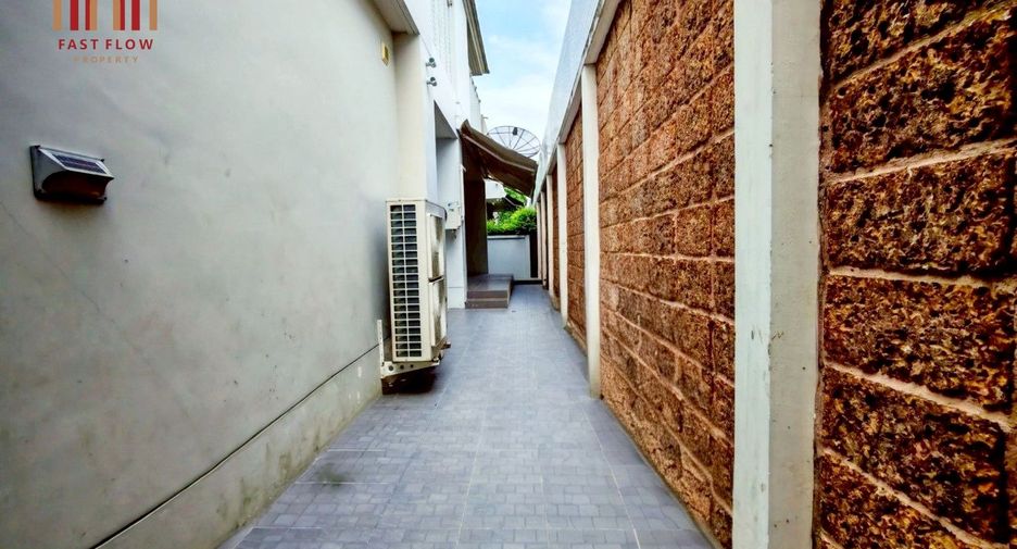 For rent 4 bedrooms house in Saphan Sung, Bangkok