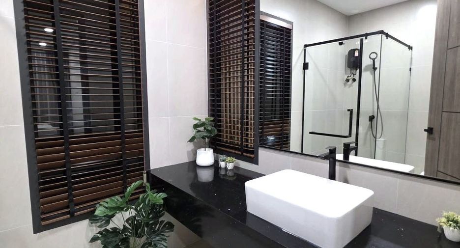 For sale 3 bedrooms house in Phra Khanong, Bangkok