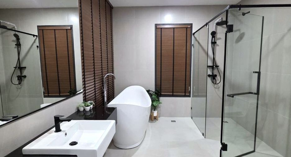 For sale 3 bedrooms house in Phra Khanong, Bangkok
